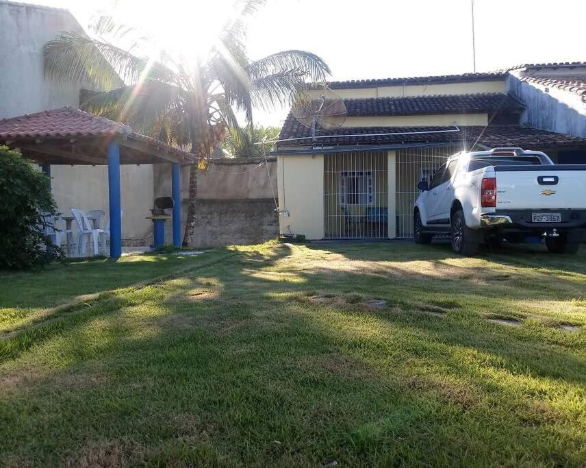 un camión blanco estacionado frente a una casa en Casa para temporada, en Santa Cruz Cabrália