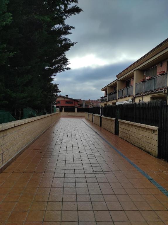 EN EL CORAZON DEL BARRIO DE LA ESTACIÓN - Casa De Tres Dormitorios