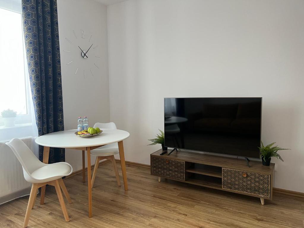salon ze stołem i telewizorem w obiekcie Nowe mieszkanie, fajna kamienica w mieście Pabianice