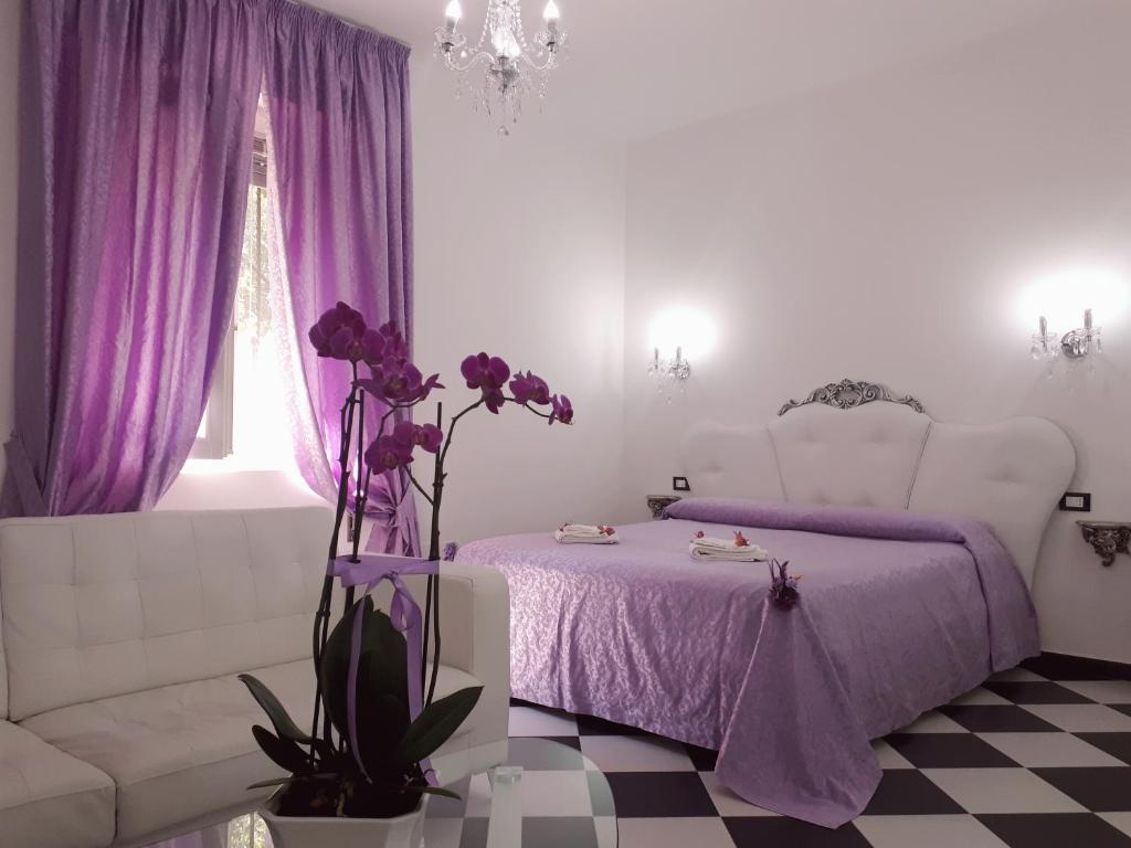 Giada في Gussago: غرفة نوم مع سرير أرجواني وستائر أرجوانية