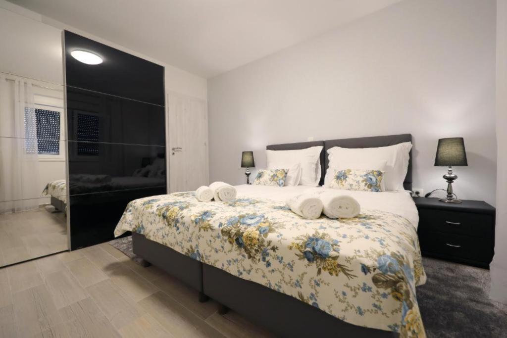 Posteľ alebo postele v izbe v ubytovaní Luxury Majpruz Suites I
