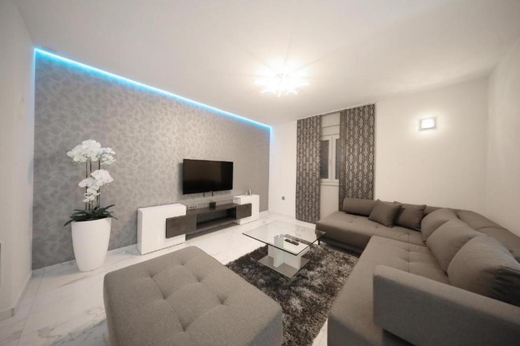 Televízia a/alebo spoločenská miestnosť v ubytovaní Luxury Majpruz Suites I