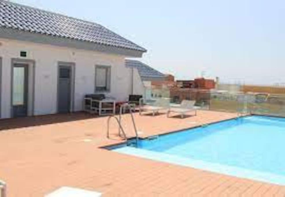 duży basen obok domu w obiekcie Cerca de todo piscina terraza wifi w mieście Tarifa