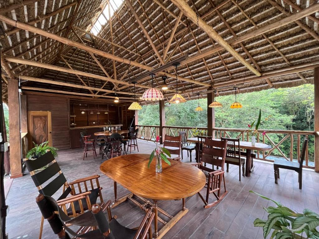 uma sala de jantar com mesas e cadeiras num edifício em Wanakaset Panama em Dolega