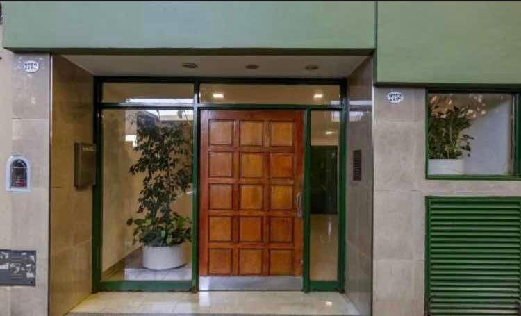 una puerta a un edificio con una maceta delante en Mono ambiente Oro 2700 en Buenos Aires