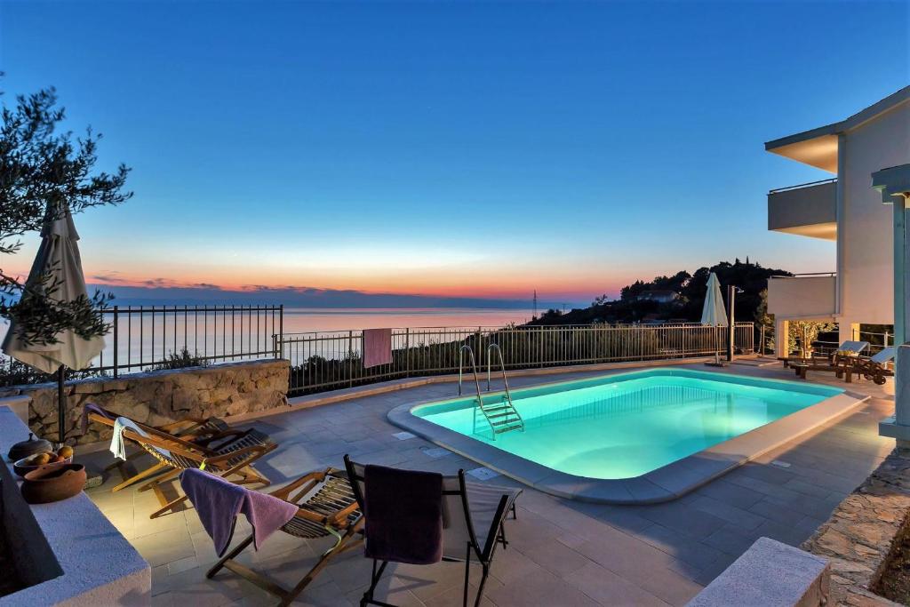 Hồ bơi trong/gần Charmy Villa Hill with Pool