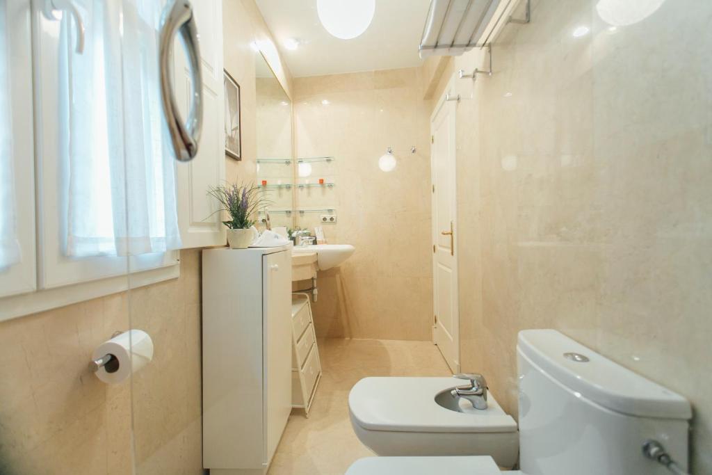 Kúpeľňa v ubytovaní Comfortable duplex- 1Bd 2Bth- Dean Miranda