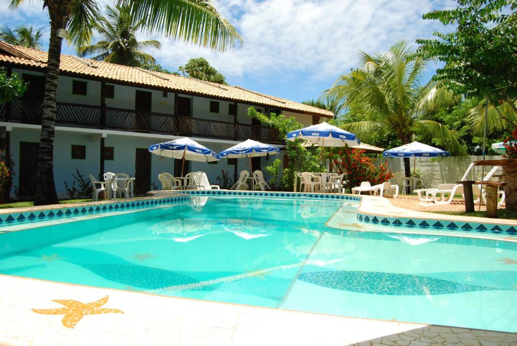 una piscina frente a un hotel en Pousada Agua Marinha en Imbassai