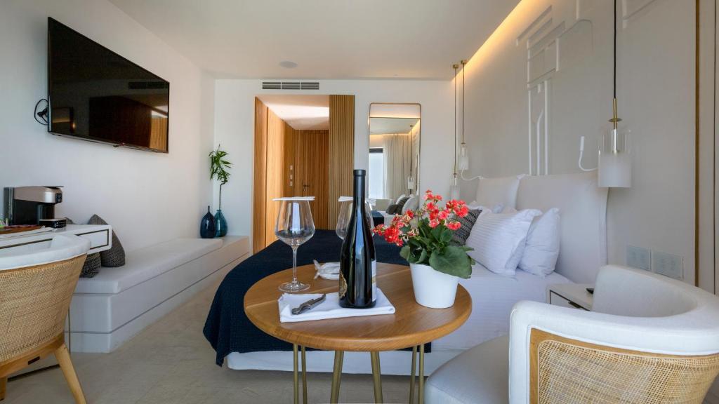 The Island Concept Luxury Boutique Hotel Heated Pool - 17