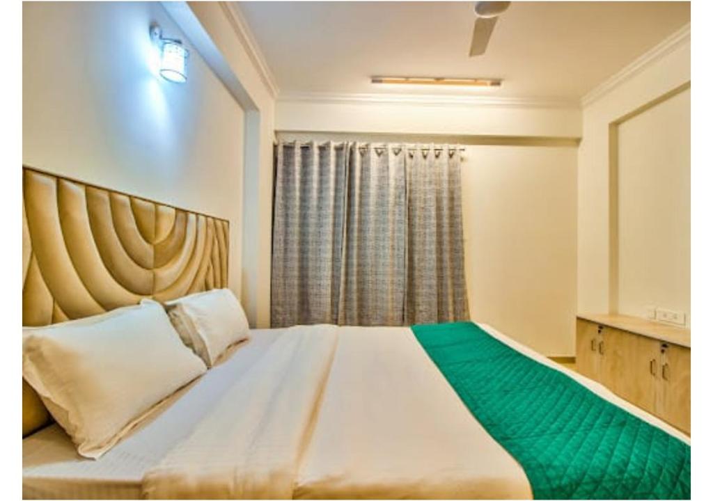 Postel nebo postele na pokoji v ubytování Telferk Acron Seawinds Apartment- Baga