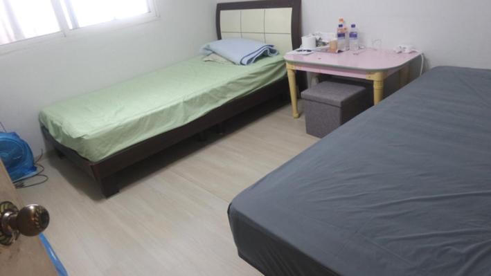 Llit o llits en una habitació de Ocean House Suwon