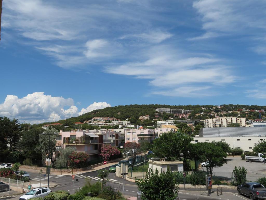 a view of a city with buildings and a mountain at Studio Sète, 1 pièce, 4 personnes - FR-1-338-434 in Sète