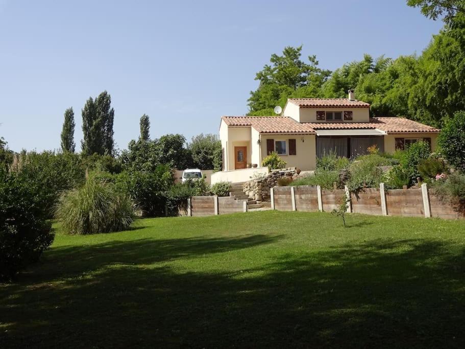 a house in the middle of a yard at Praderet Daval in Ansouis