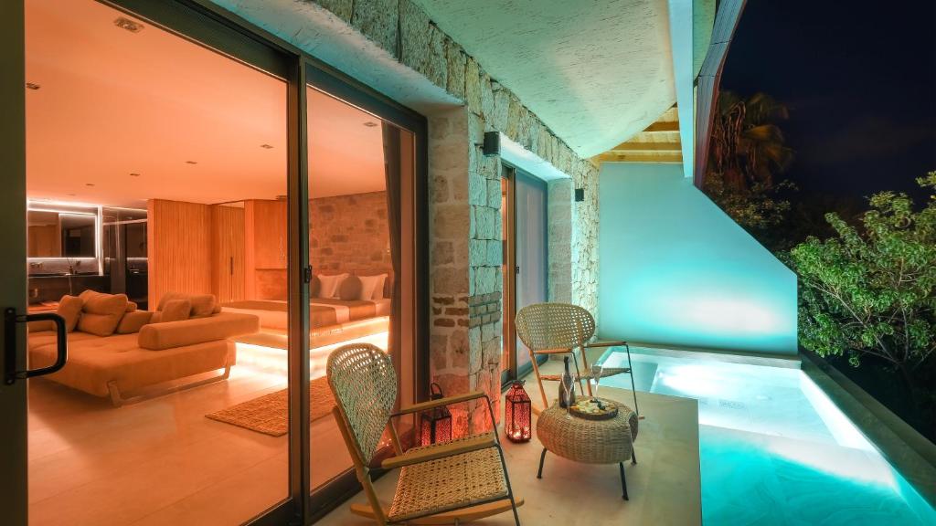 Бассейн в Villa Hotel Tamara или поблизости