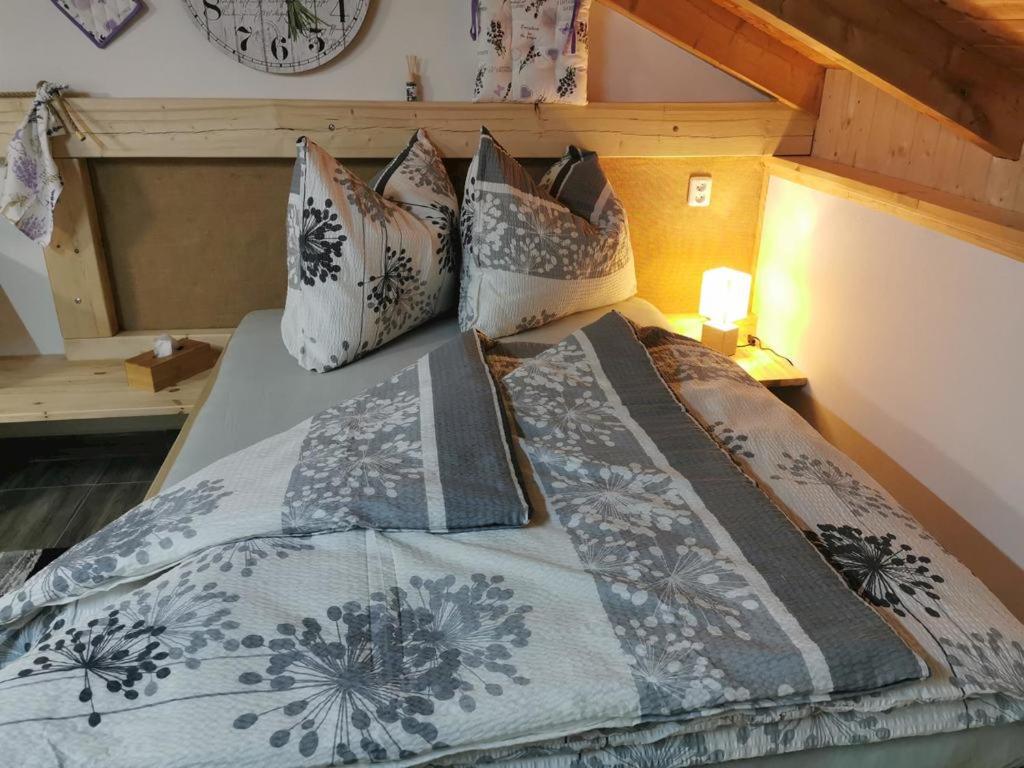 Postel nebo postele na pokoji v ubytování Apartmány Nová duha Vavřinec