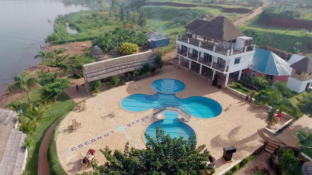 - une vue aérienne sur un complexe avec une grande piscine dans l'établissement Coconut Beach, à Majanji