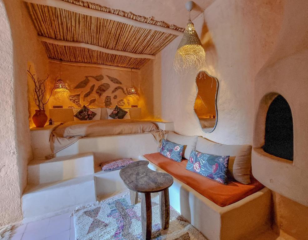 een woonkamer met een bank en een tafel bij Casa Amina in Chefchaouene