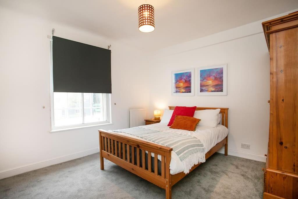 1 dormitorio con cama y ventana en Central 4 Bedroom House en Derby