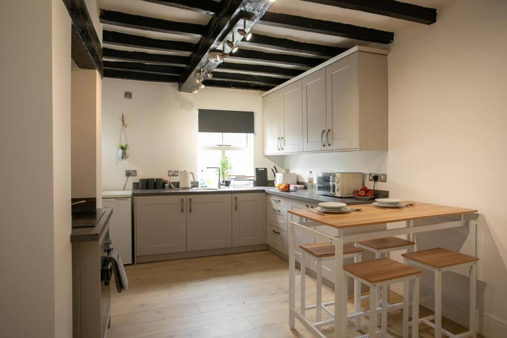 Kuchyň nebo kuchyňský kout v ubytování Central 4 Bedroom House