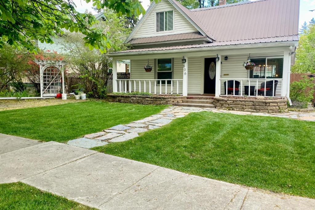 una casa con un cortile con erba verde di The Perfect Sandpoint Rental a Sandpoint