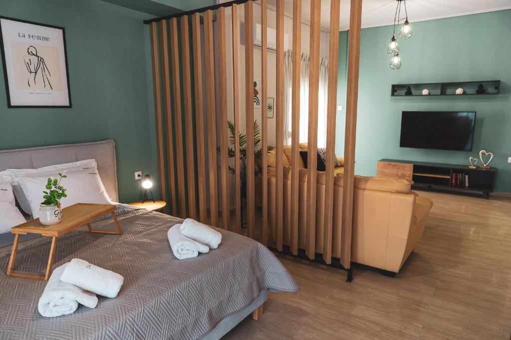 ein Schlafzimmer mit einem Bett mit Handtüchern darauf in der Unterkunft Casa bonita in the center of Volos in Volos
