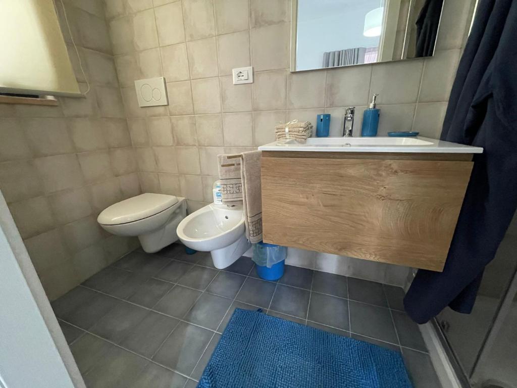 a small bathroom with a toilet and a sink at Suite Europa in San Vito dei Normanni