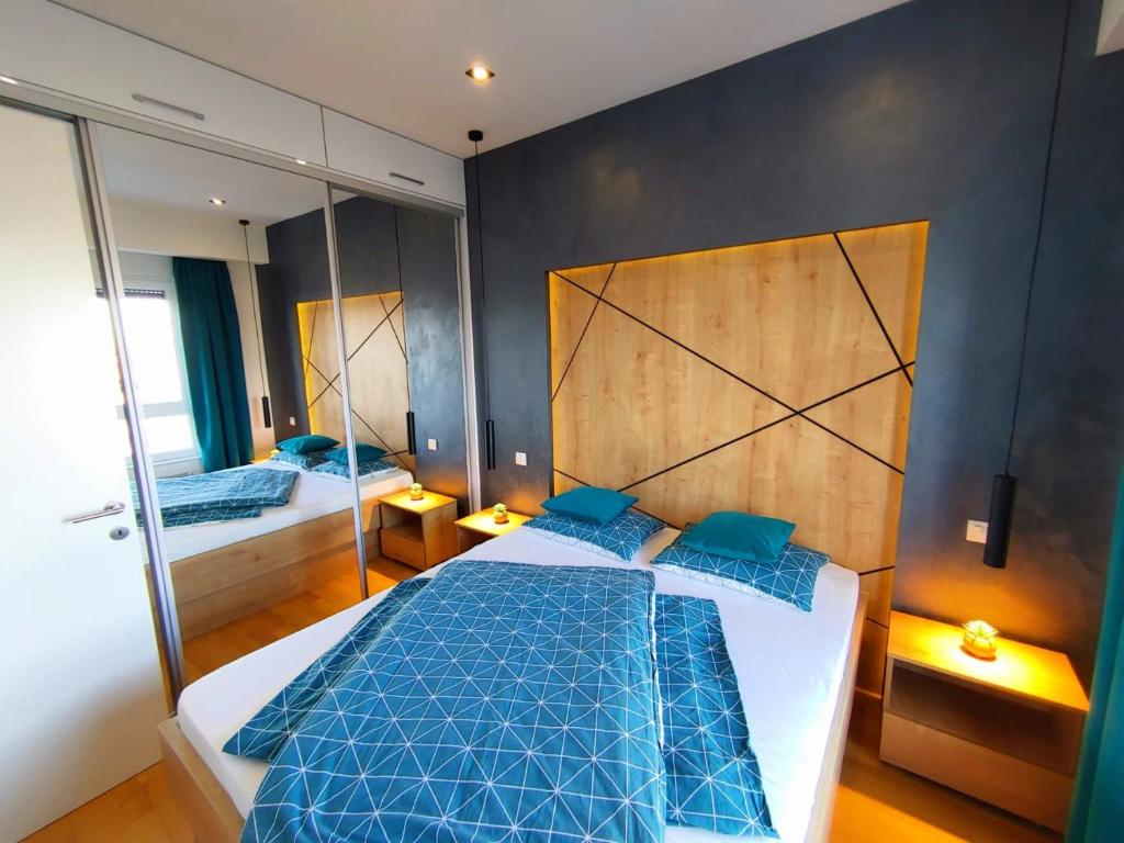 Ένα ή περισσότερα κρεβάτια σε δωμάτιο στο Downtown apartment