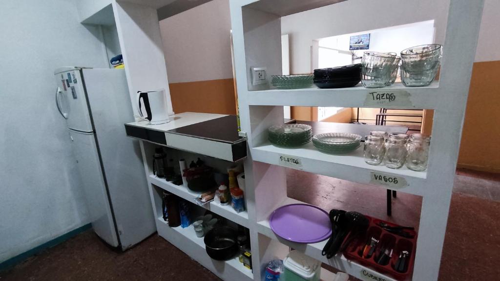 Kuchyň nebo kuchyňský kout v ubytování VI&VI HOSTEL MENDOZA