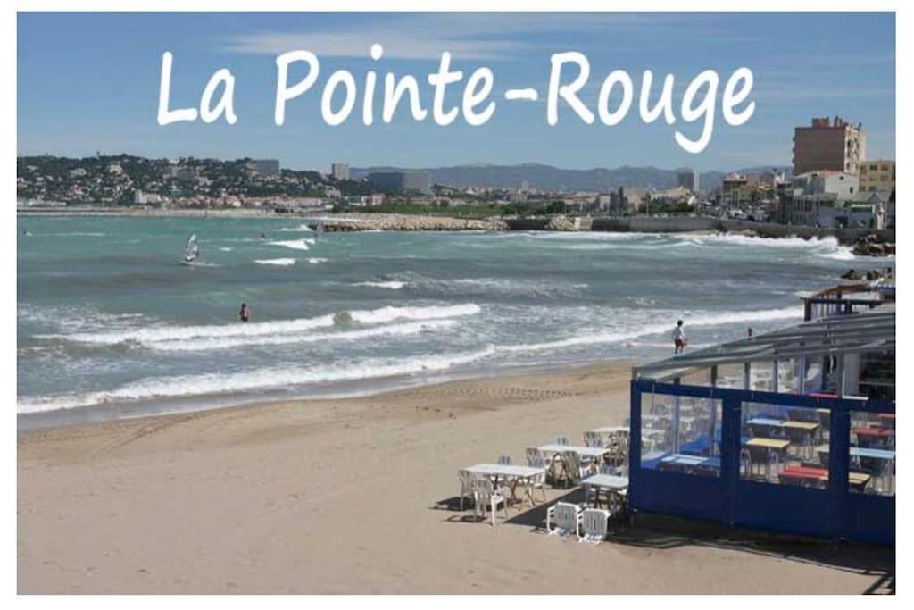 - une vue sur une plage avec les mots la pointe rouge dans l'établissement La maison de la pointe rouge, à Marseille