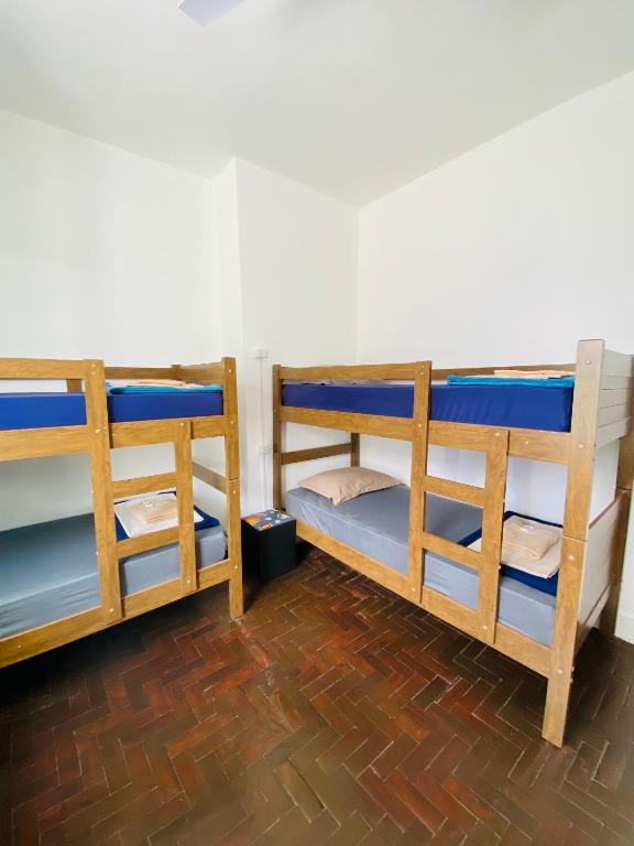Palanda nebo palandy na pokoji v ubytování Rota BH Hostel