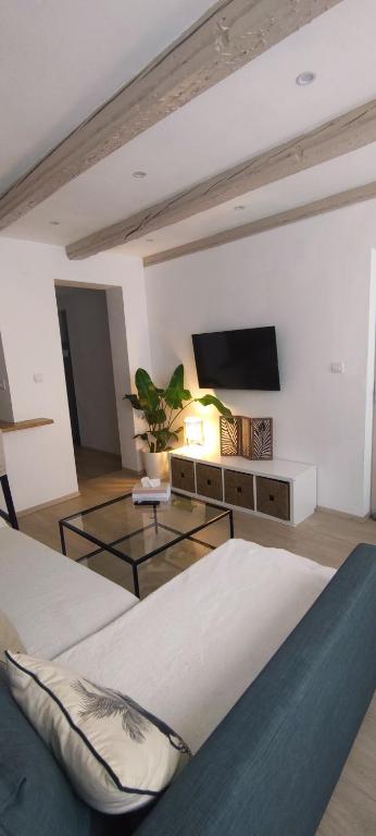 une chambre avec deux lits et une télévision à écran plat dans l'établissement Home Dream/Erstein/3P/60m2, à Erstein