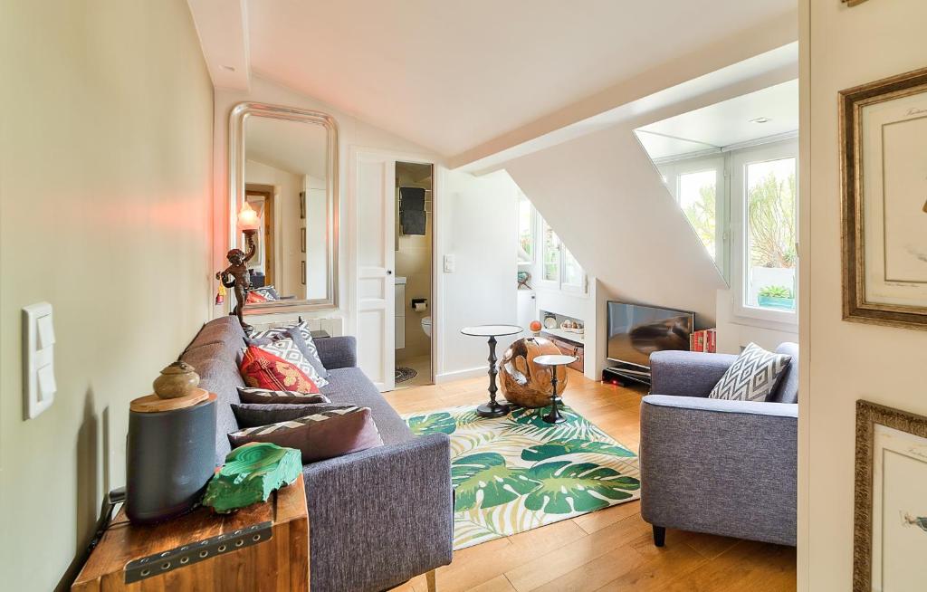 ein Wohnzimmer mit zwei blauen Sofas in der Unterkunft MARAIS CHIC heart of Paris, premium location ! in Paris