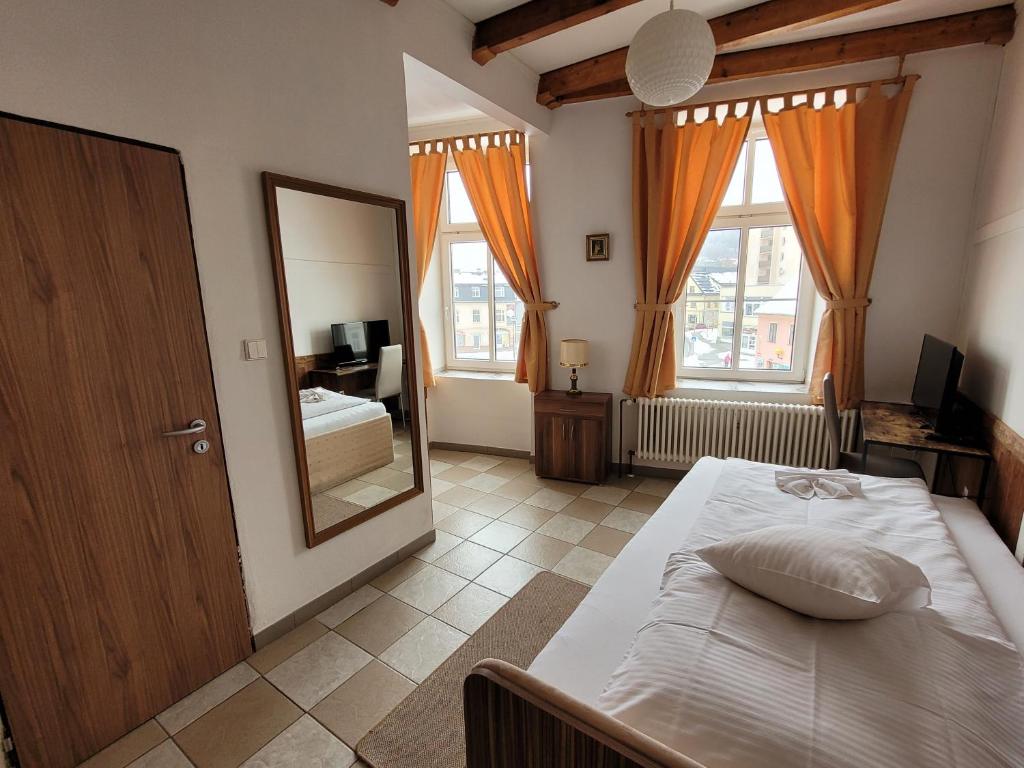 Postel nebo postele na pokoji v ubytování Hotel Koruna