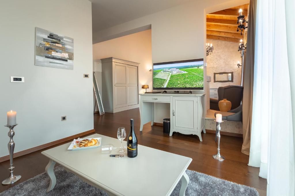 TV a/nebo společenská místnost v ubytování Wine Residence Cattunar