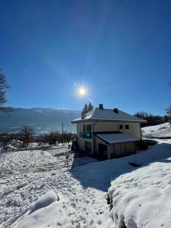 Petit logement cosy dans maison au calme žiemą