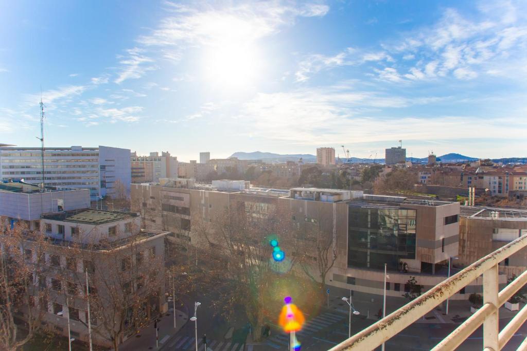 Widok na miasto Tulon z tego apartamentu