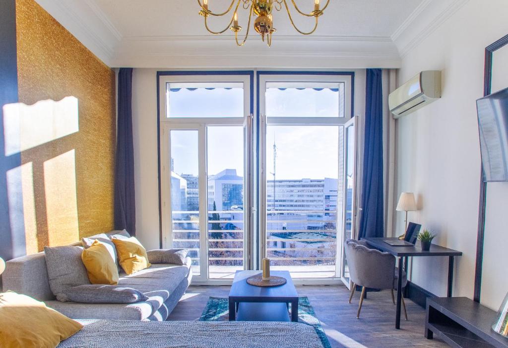 salon z kanapą i dużym oknem w obiekcie Proximité Centre/Fac au calme avec vue w mieście Tulon