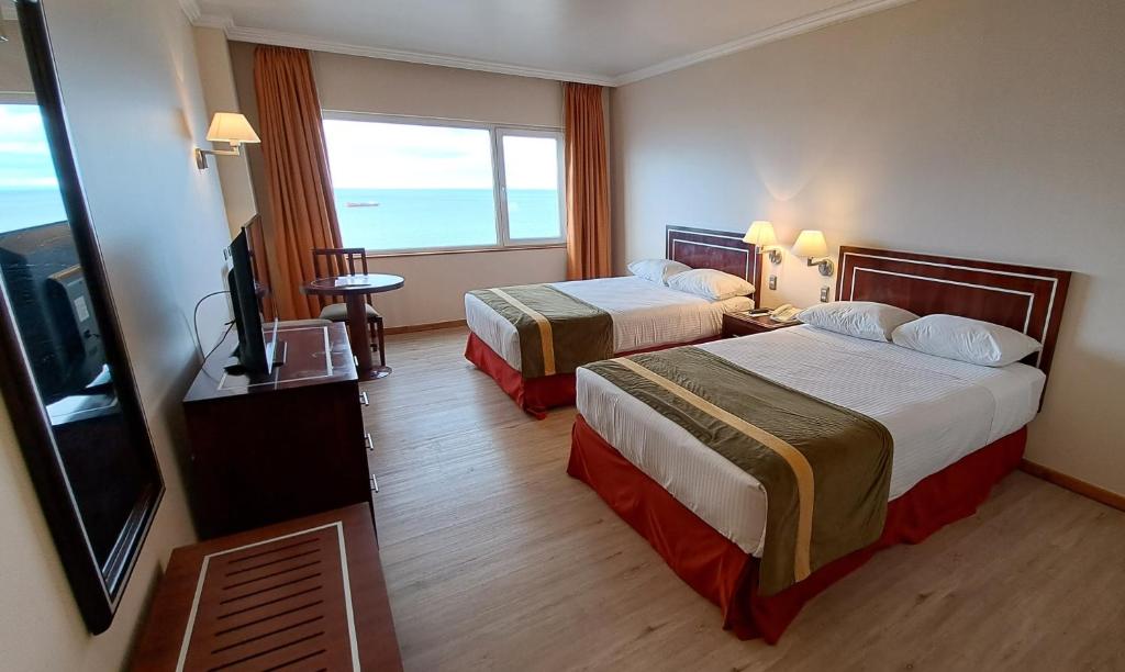 Postel nebo postele na pokoji v ubytování Hotel Diego de Almagro Punta Arenas
