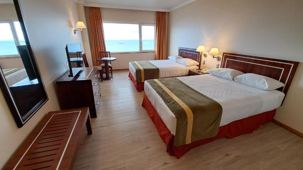 Postel nebo postele na pokoji v ubytování Hotel Diego de Almagro Punta Arenas