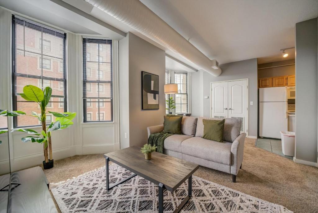 Apartment FRONTDESK Huron Square Apts Downtown Cleveland, OH