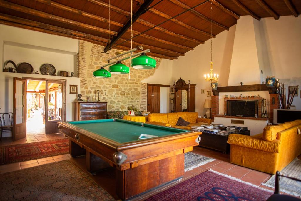 una sala de estar con una mesa de billar. en Agriturismo Casalicchio, en Cammarata
