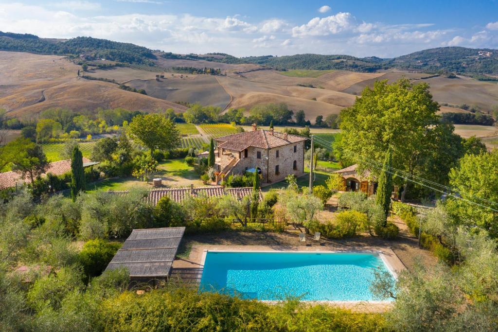 een luchtzicht op de accommodatie met een zwembad en een huis bij Agriturismo San Gallo in Montepulciano