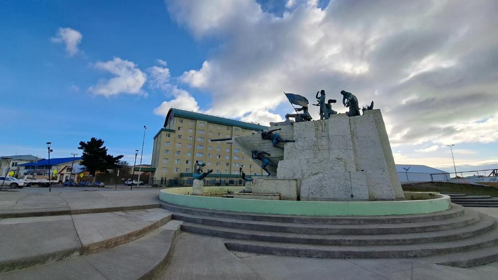 una estatua de aves sentadas sobre un monumento en Hotel Diego de Almagro Punta Arenas, en Punta Arenas