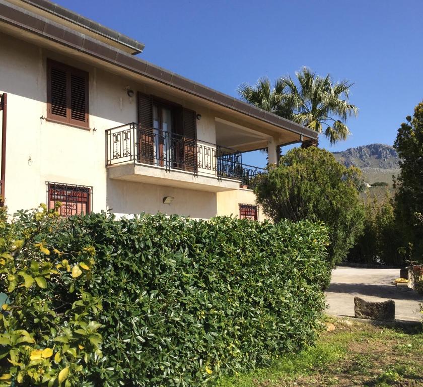 Villa Calcerame في Montelepre: أمامه بيت أبيض تحوط