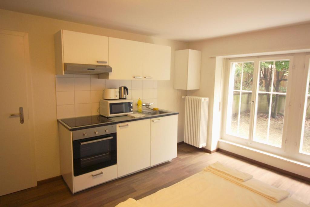 Una cocina o cocineta en Swiss Star Basel Schweizergasse - Self Check-In
