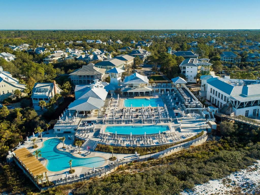 una vista aérea de un complejo con piscinas y salones en Watercolor Whimsea, en Seagrove Beach