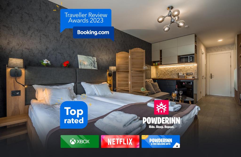 um quarto de hotel com uma cama e uma cozinha em Powderinn • Gudauri em Gudauri