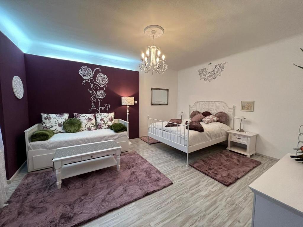 1 Schlafzimmer mit 2 Betten und einer lila Wand in der Unterkunft Appartment Rosengarten in Baden