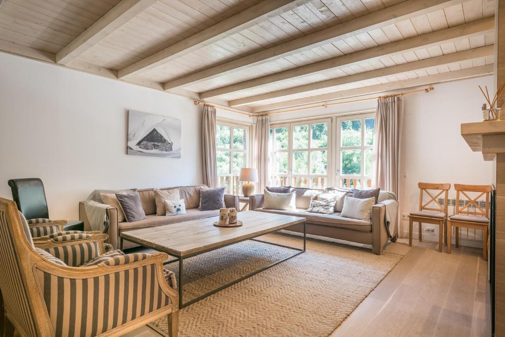 a living room with a couch and a table at Casa Eth Mur by Totiaran in Naut Aran