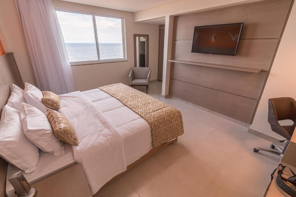 Uma TV ou centro de entretenimento em Real Classic Bahia Hotel